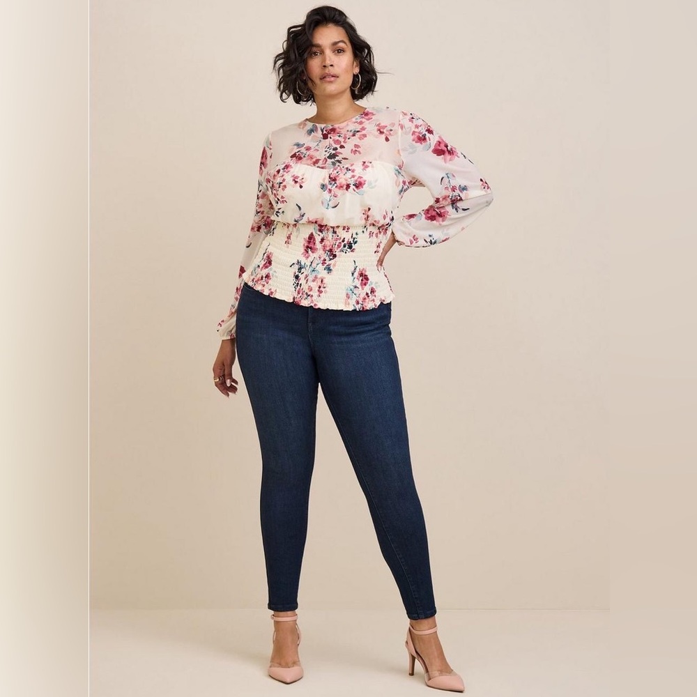 (SHORT) Torrid Bombshell Sky high Skinny Jeans